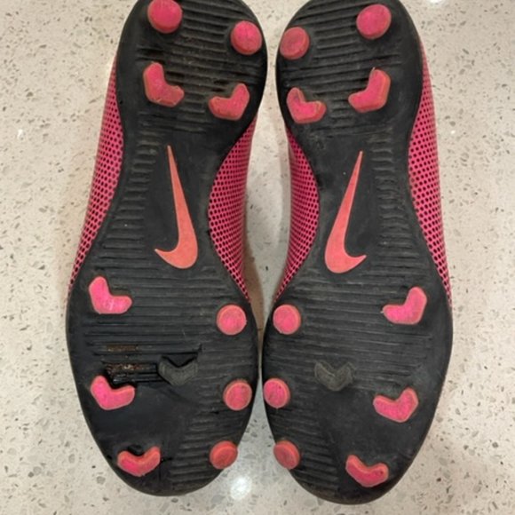 ❤️❤️ Nike Youth Pink and Black Soccer Cleats - Size 2 - Picture 5 of 8